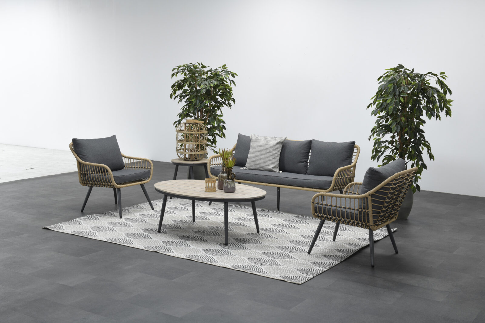 Loungeset Margriet | 5-persoons | Carbon black | 5-delig 21670NF sfeer 2 5MB scaled