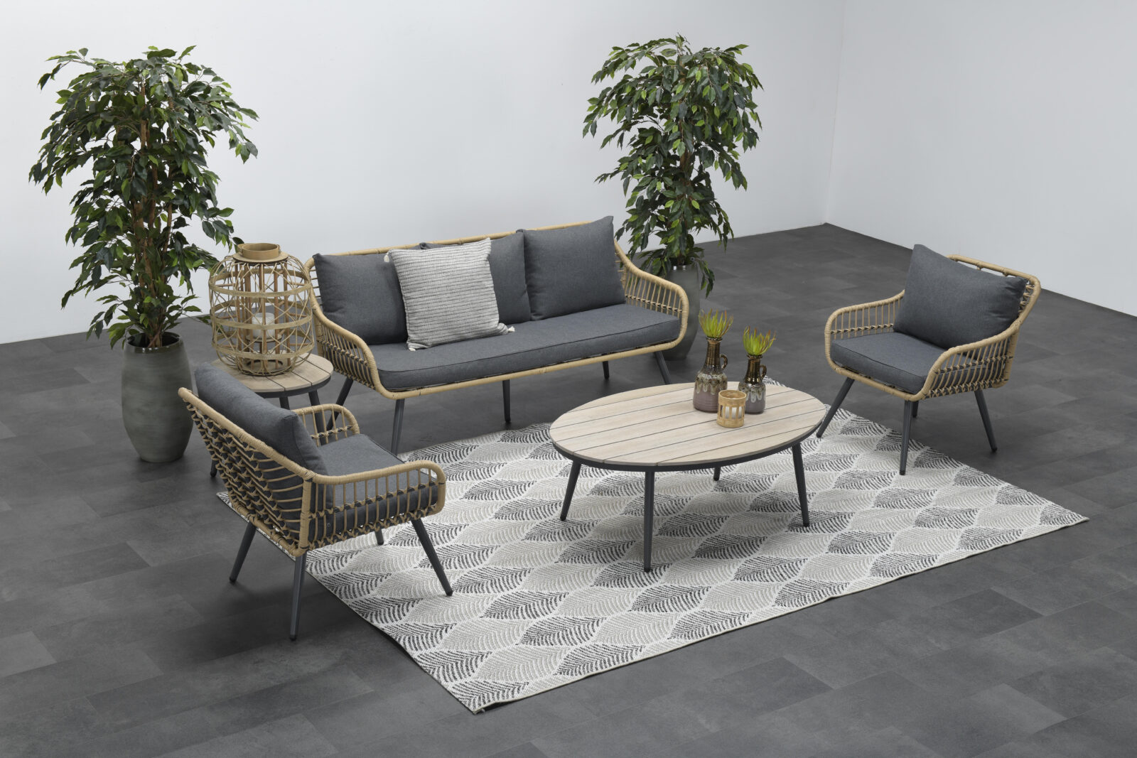 Loungeset Margriet | 5-persoons | Carbon black | 5-delig 21670NF sfeer 4 5MB scaled